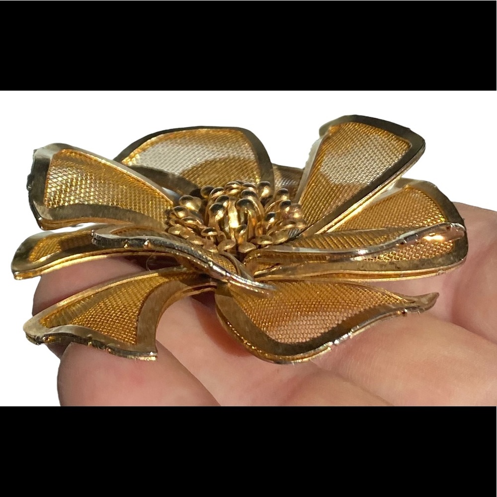 2.5” Vintage Mesh Goldtone Flower Brooch - Picture 6 of 9